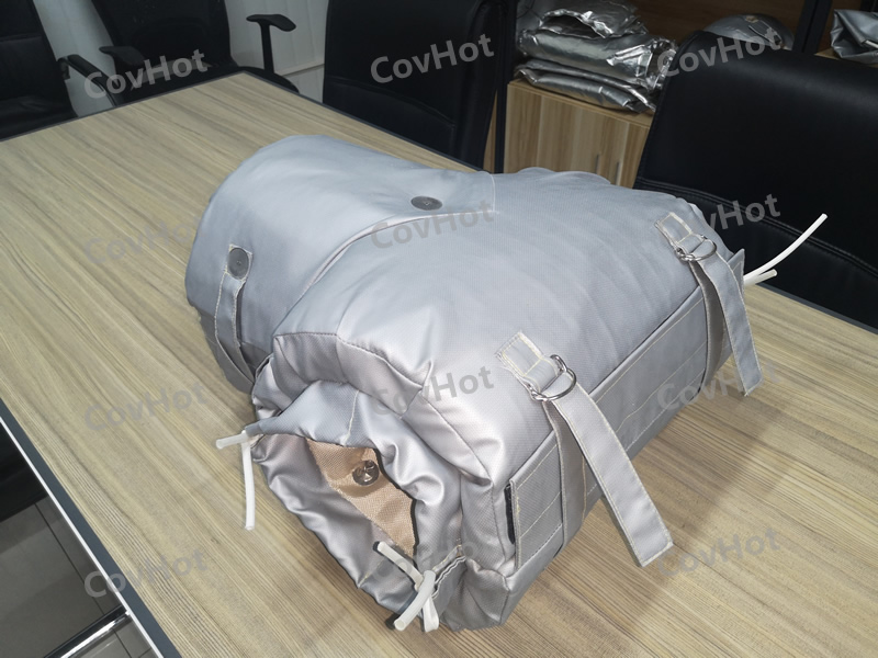 ? ? ? ?冬季氣溫逐漸變冷，我們大家自覺不自覺的都穿上了厚厚的衣服御寒。那么問題來了，我們的設(shè)備是否“穿暖”了？要不要穿些東西？穿哪些可以溫暖過冬？ ? ? ? ?石油，電力，化工等很多行業(yè)裝置每年冬季都會(huì)開展設(shè)備防凝凍工作，目的就是不凍壞一臺(tái)設(shè)備、一條管線。設(shè)備凝凍只是因?yàn)榄h(huán)境溫度的降低，解決這個(gè)問題常規(guī)來說不外乎就是做保溫。 ? ? ? ?為此，科好特開發(fā)了可以與閥門及設(shè)備一同工作的可拆裝保溫產(chǎn)品，安裝和拆卸變得容易，可反復(fù)使用。<a href=http://m.e-ja.cn/e/tags/?tagname=%E9%98%80%E9%97%A8%E4%BF%9D%E6%B8%A9 target=_blank class=infotextkey>閥門保溫</a>產(chǎn)品用材屬于輕質(zhì)柔性無石棉材料，在高度復(fù)雜和狹窄的區(qū)域同樣可以很好使用，無論是截止閥、球閥等均可安裝。通常用戶只需提供閥門名稱型號(hào)和同一型號(hào)數(shù)量清單即可訂購相應(yīng)的可拆卸<a href=http://m.e-ja.cn/e/tags/?tagname=%E9%98%80%E9%97%A8%E4%BF%9D%E6%B8%A9%E5%A5%97 target=_blank class=infotextkey><a href=http://m.e-ja.cn/e/tags/?tagname=%E9%98%80%E9%97%A8%E4%BF%9D%E6%B8%A9 target=_blank class=infotextkey>閥門保溫</a>套</a>了，特殊類型需要提供詳細(xì)規(guī)格或尺寸。可拆卸<a href=http://m.e-ja.cn/e/tags/?tagname=%E9%98%80%E9%97%A8%E4%BF%9D%E6%B8%A9 target=_blank class=infotextkey>閥門保溫</a>產(chǎn)品外觀漂亮整潔、表面可擦洗，環(huán)保，無污染。 ? ? ? ?給閥門穿上“保暖衣”，給企業(yè)“錦上添花”！